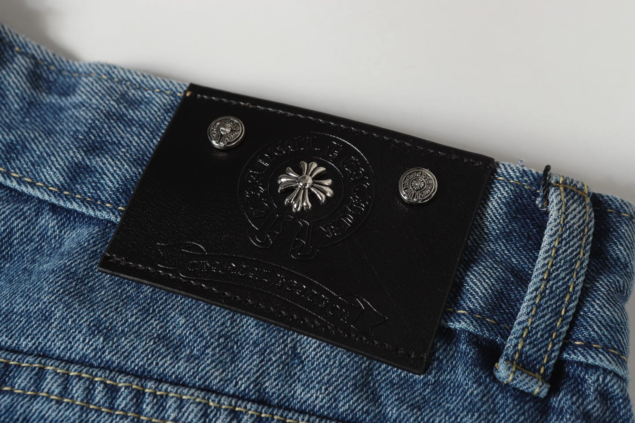P270 Cross-border model, please do not place an order if you are pursuing quality - Chrome Hearts/Chrome Hearts Cross ✝️ Inlaid embroidered washed jeans, trousers and casual pants - High weight, high density and high quality. The wool is soft, delicate and skin-friendly. It feels soft and silky. It has excellent warmth and skin-friendly properties - Custom-woven and dyed, no color difference. No matter the fabric or workmanship details, it beats the ordinary version on the market - Hardware zipper accessories are all customized, full of details -Colour: washed blue -Size: 28 30 32 34 36